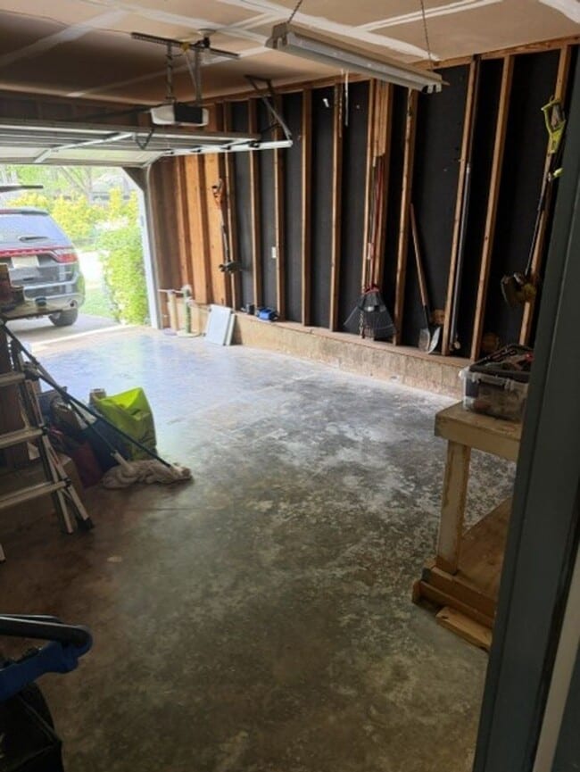 Building Photo - Ranch Home with 3BR/2BA