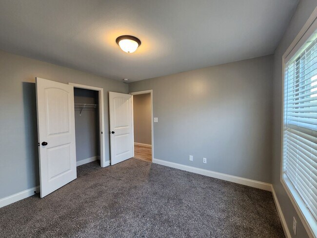 Building Photo - 1003 Sunrise Dr