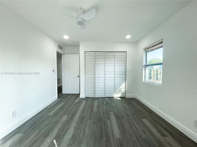 Building Photo - 7915 NW 73rd Ave