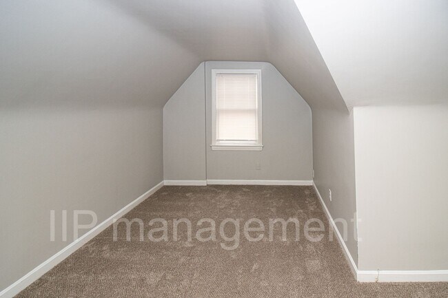 Building Photo - University Heights 4bed gorgeous 2nd Floor...