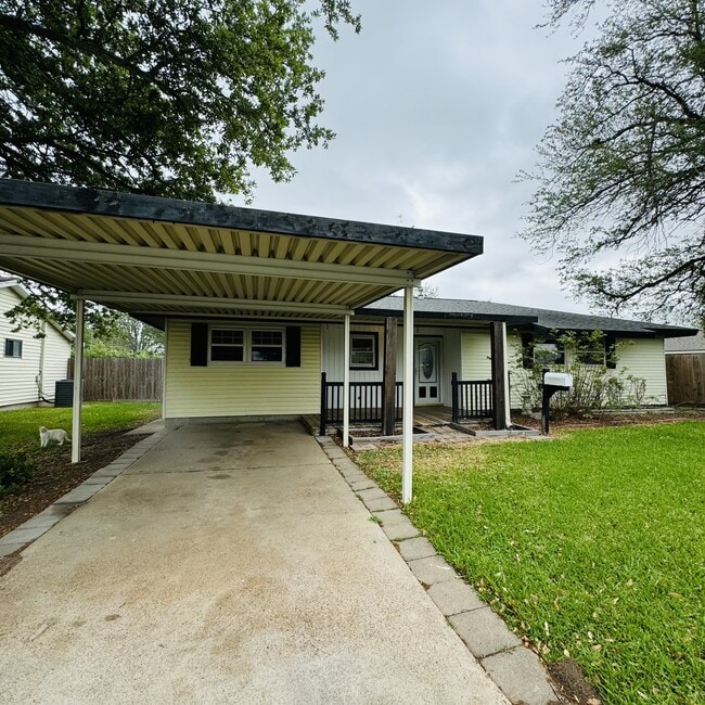 Primary Photo - 306 Landry Dr