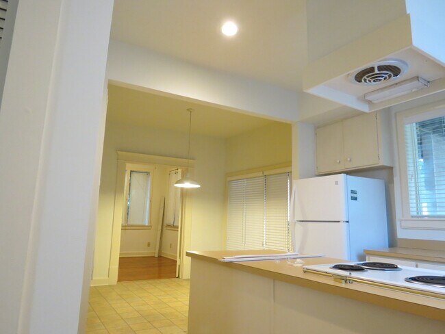 Kitchen/Dining area - 360 Winthrop Ct