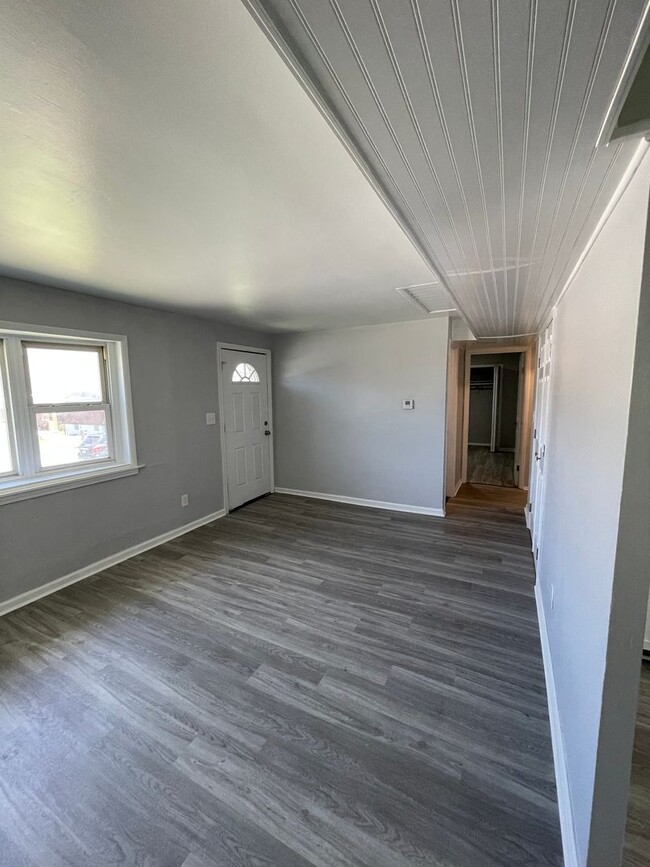 Building Photo - Freshly Renovated 3 Bedroom Ranch with Mod...