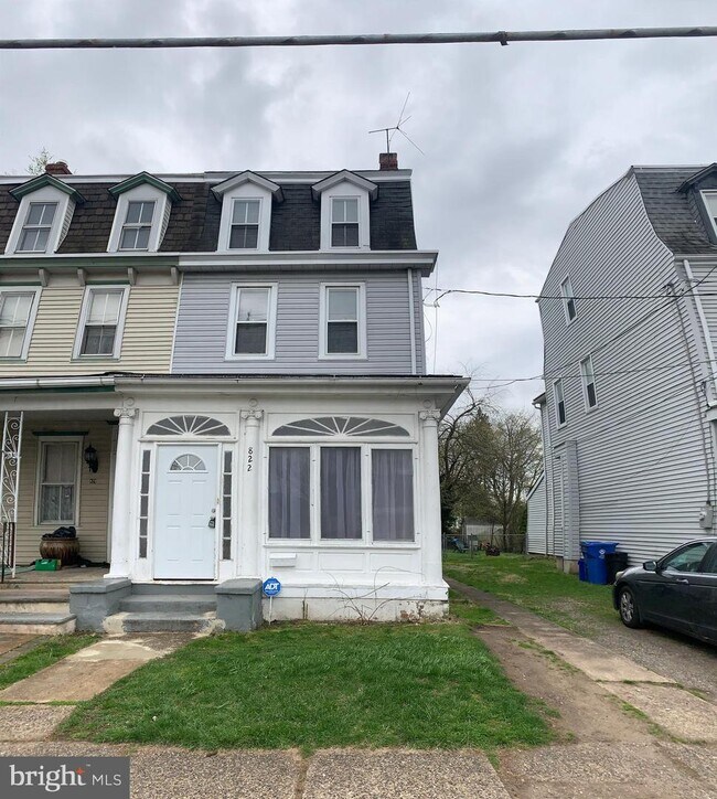 Building Photo - 822 Columbus Rd