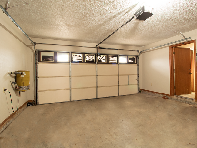 Building Photo - Spacious 3BD/2.5 BTH 2 Car Garage, Minutes from Tinker AFB