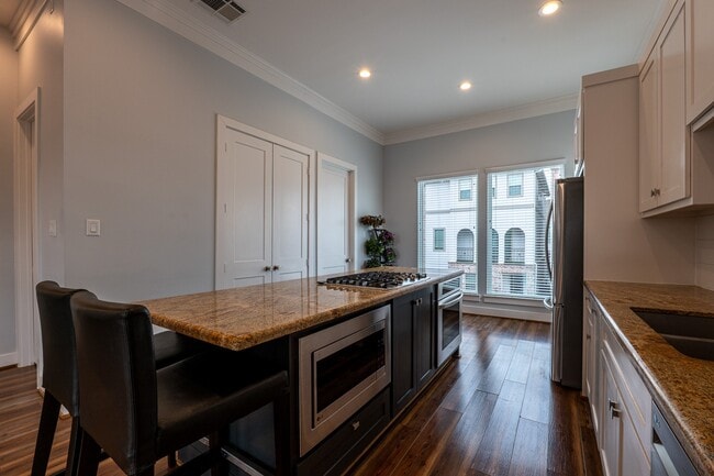 Building Photo - 1318 Reinerman St