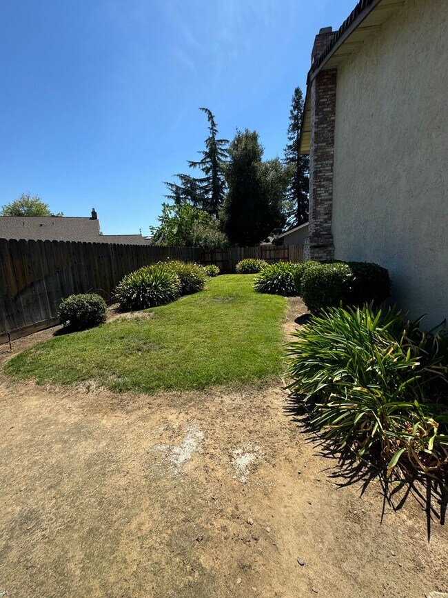 Building Photo - 1042 Awani Dr