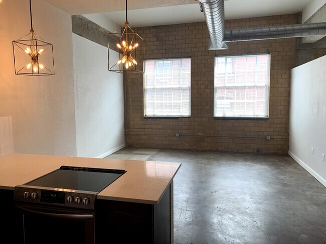 Building Photo - 2029 Wyandotte St