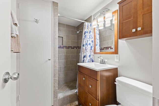 Building Photo - Ala Wai TH 1902