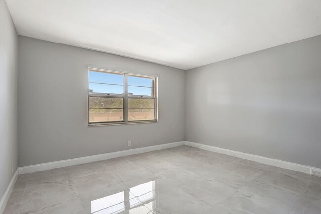 Building Photo - 2202 Lucaya Bend
