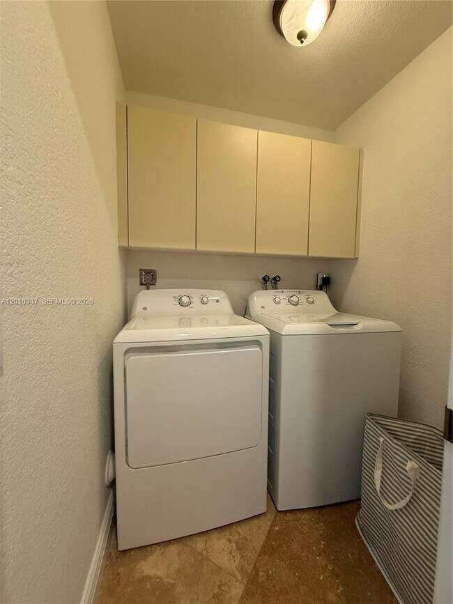 Building Photo - 1070 Capistrano