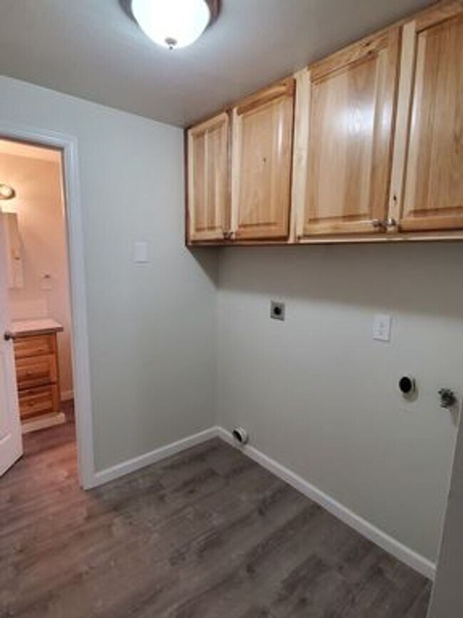 Building Photo - Fully Remodeled 3 Bedroom Townhome!