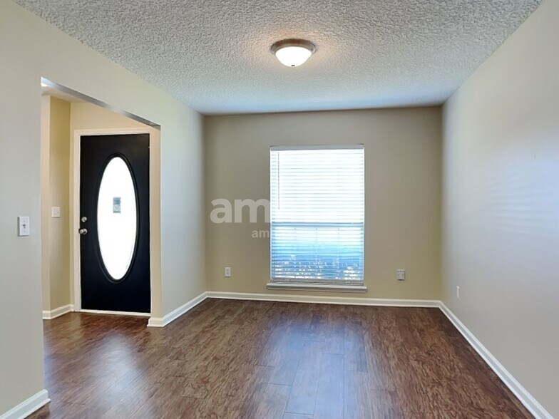 Building Photo - 1379 Samantha Cir E