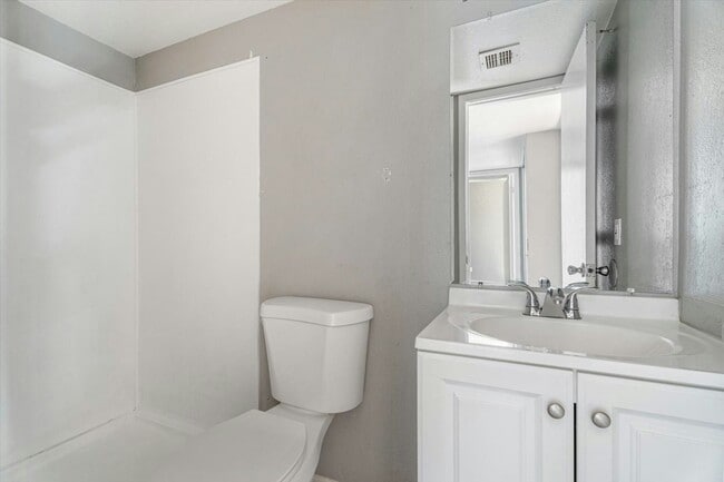 Building Photo - 2814 E Marconi Ave