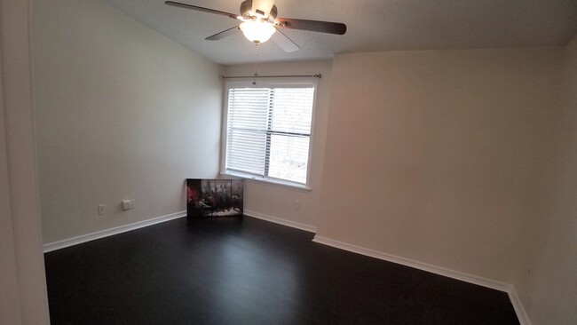 Building Photo - Beautiful second floor 1/1 Condo x Rent @ ...