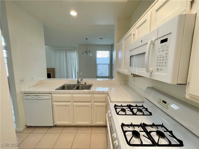 Building Photo - 3241 Symphony Dr