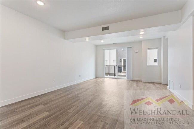 Building Photo - Beautiful 3 Bed 2.5 Bath Townhome in West ...