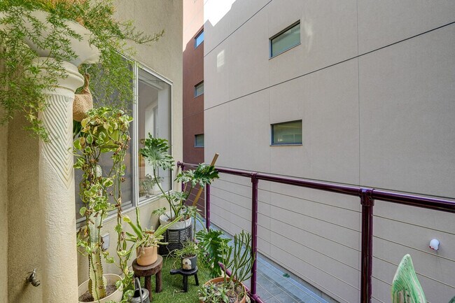 Building Photo - 661 5th St