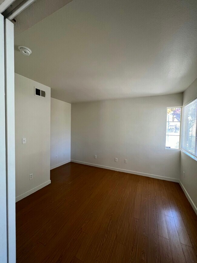 Building Photo - 388 Meadowhaven Way