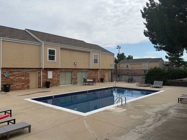 Building Photo - 2BR/2BA | Newly Renovated Condo| Nice views of grassy area | Community Pool!