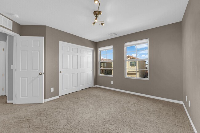 Building Photo - Immaculate 3 Bedroom, 2.5 Bathroom Home wi...