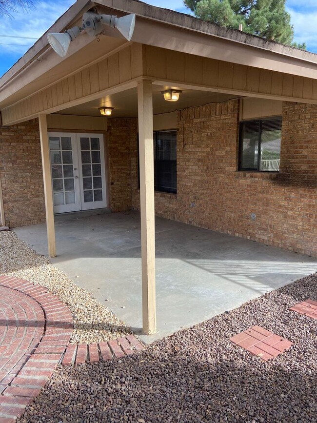 Building Photo - Home For Rent