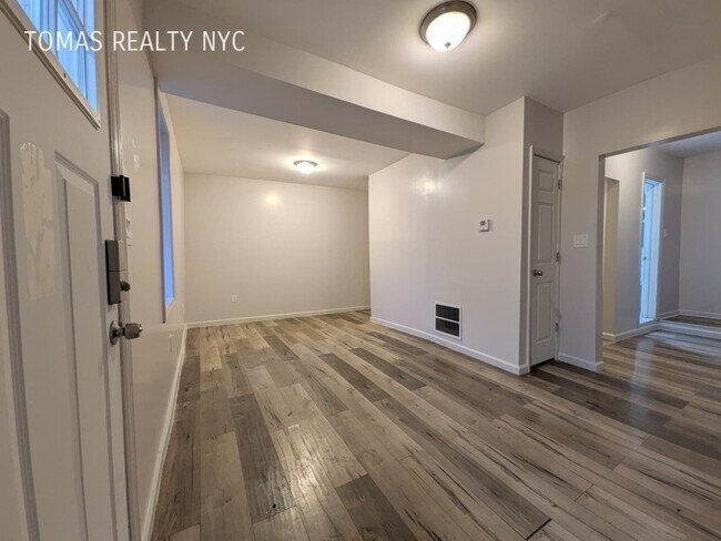 Building Photo - 28 Vineyard Ave