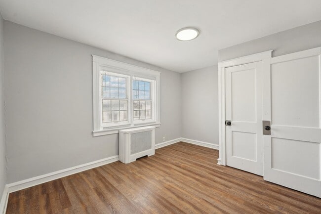 Building Photo - 3 Bedroom, 1.5 bath townhome