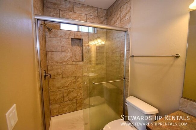 Building Photo - Quack Alley!-5 bed, 6 1/2 bath, with bonus...