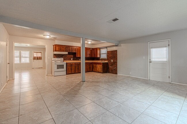 Building Photo - 3 Bed 2 Bath in OKC!