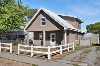 Building Photo - 2409 E Queen Ave