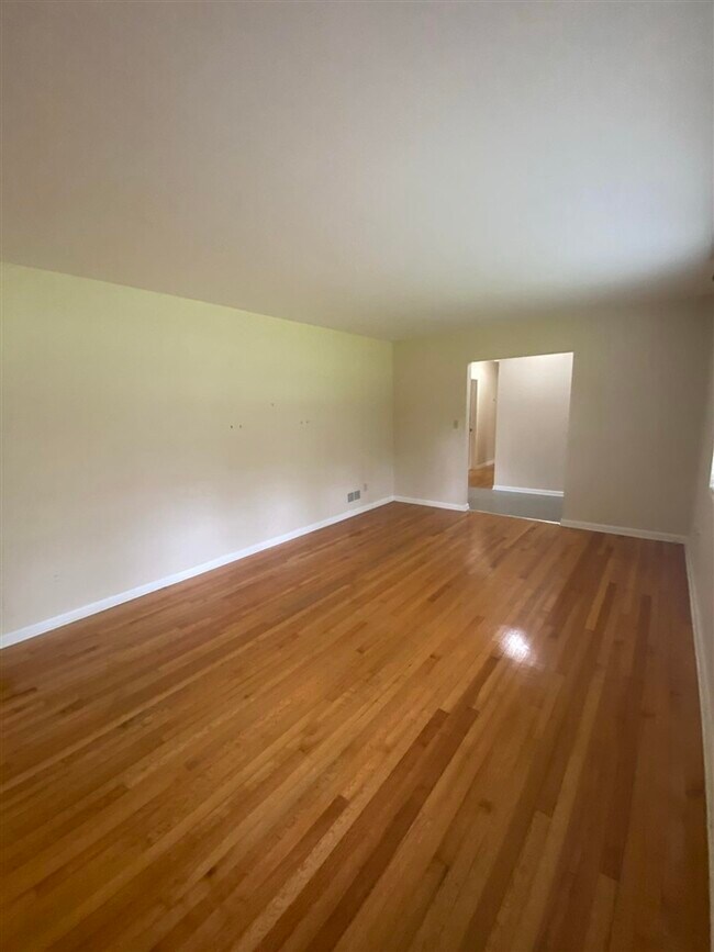 Building Photo - 1006 Ivanhoe Rd