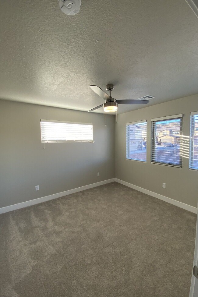 Building Photo - "Spacious 4-Bed Townhouse Oasis with 2.5 Baths in Scenic Hurricane, UT!"