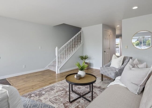 Building Photo - Updated 2 bedroom Townhome - W/S & Garbage...