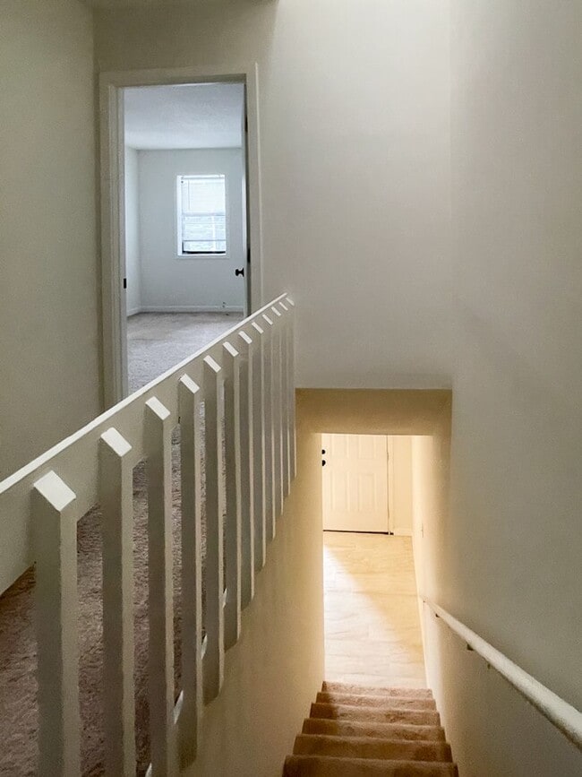 Building Photo - Cozy Two Bedroom Townhouse