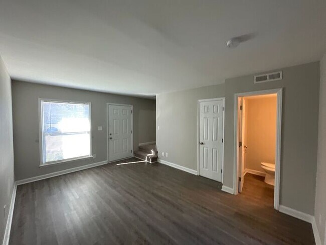 Building Photo - Townhomes at Humboldt Place- Fully renovated and move in ready 2 bedroom unit!