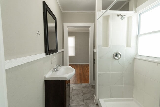 Building Photo - Cute Central Columbia Home