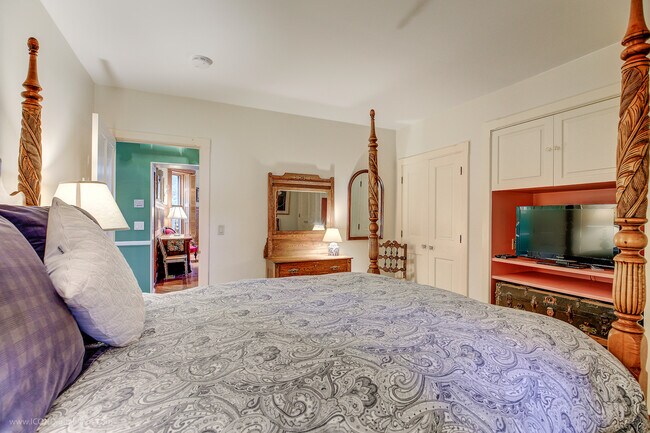 Building Photo - 6 Howe Ave