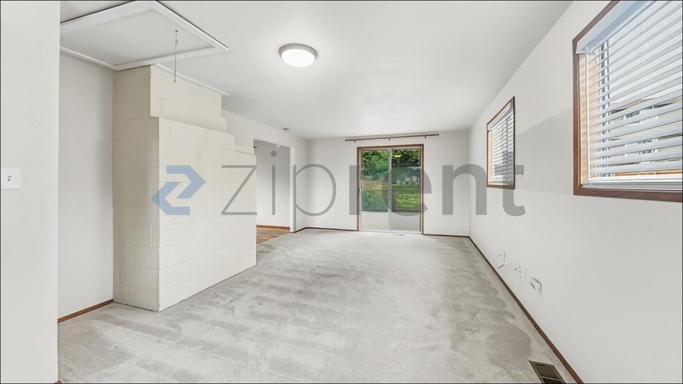 Building Photo - Unit