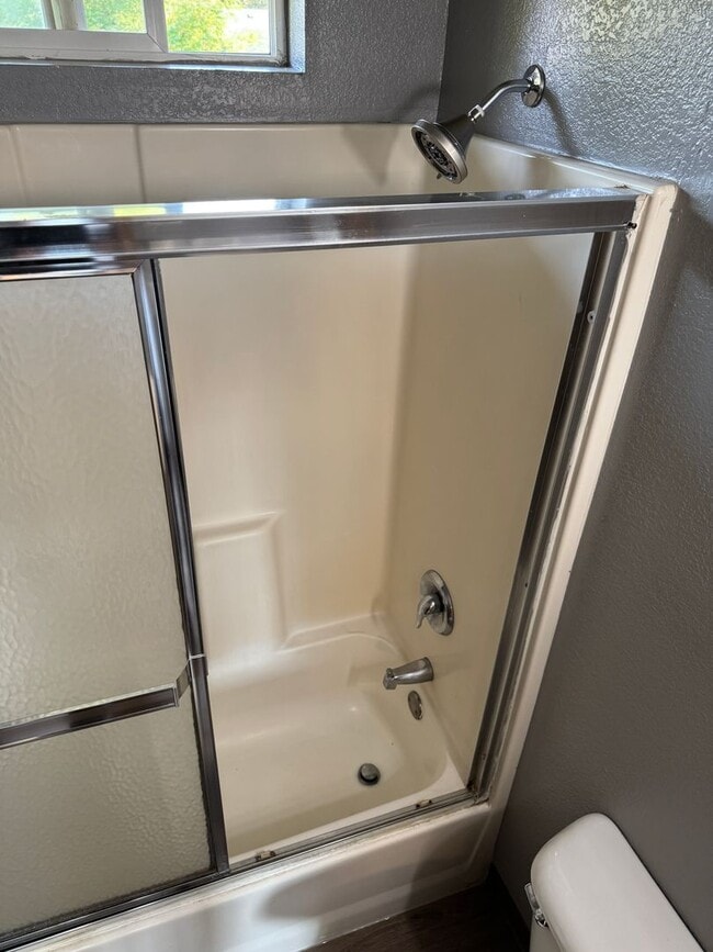 Building Photo - Freshly updated 3 bedroom 2 bathroom duple...
