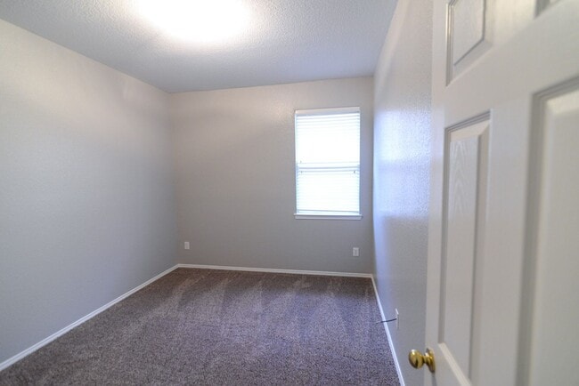 Building Photo - Adorable 3 bedroom with open floor plan!