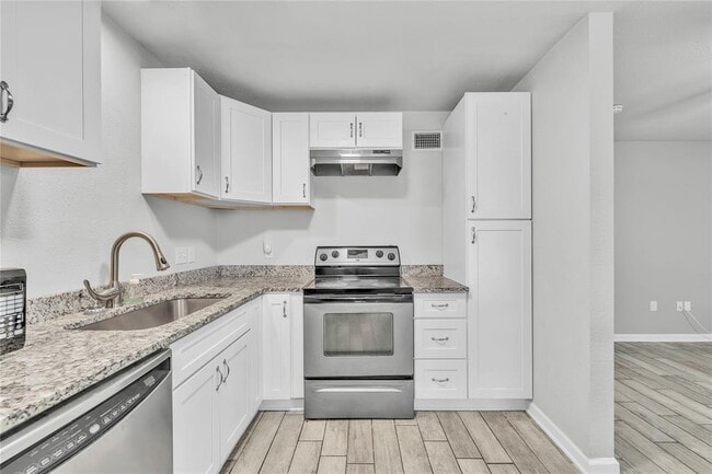 Building Photo - 901 Parmer Ave