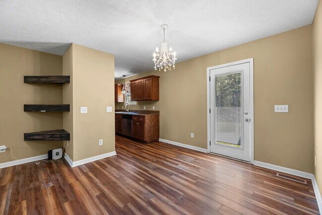 Building Photo - Move-In Ready Cottage on 1.36 Acres with L...
