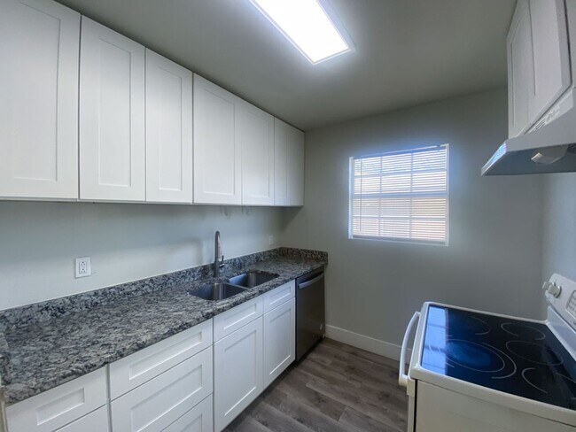 Building Photo - AVAILABLE NOW 2 BD/1 BA HOUSE FOR RENT! UN...