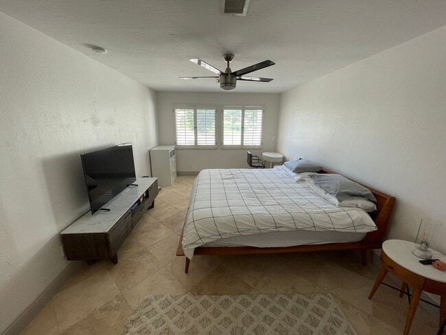 Building Photo - COMING SOON, Fully Furnished Desert Gem!