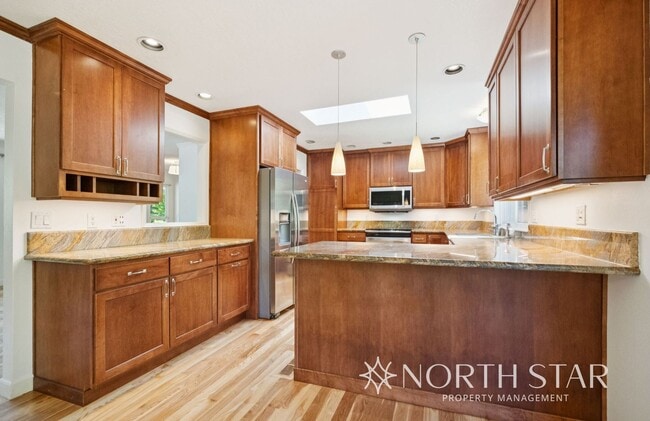 Building Photo - Beautiful Lake Oswego Ranch Home in Red Fo...