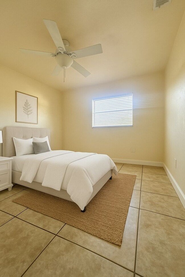 Building Photo - Nice 3/2 with 1 car garage fully fenced ba...