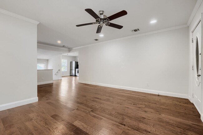 Building Photo - Alamo Heights home available now!