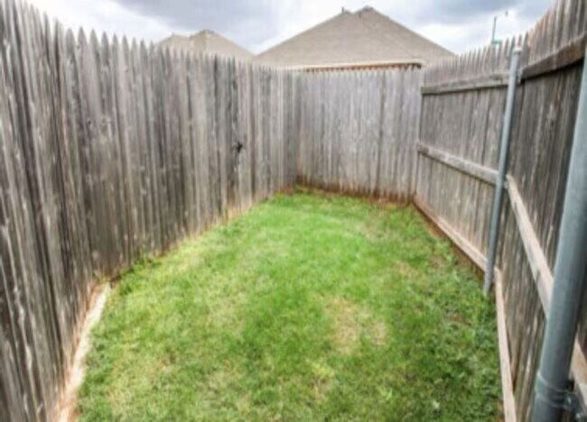 Building Photo - Available June 2026! 3 bed 2 bath 2 car garage