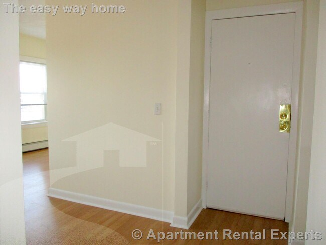 Building Photo - 2 Central St